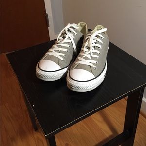 Converse Chuck Taylor’s: Men’s size 11 color Grey